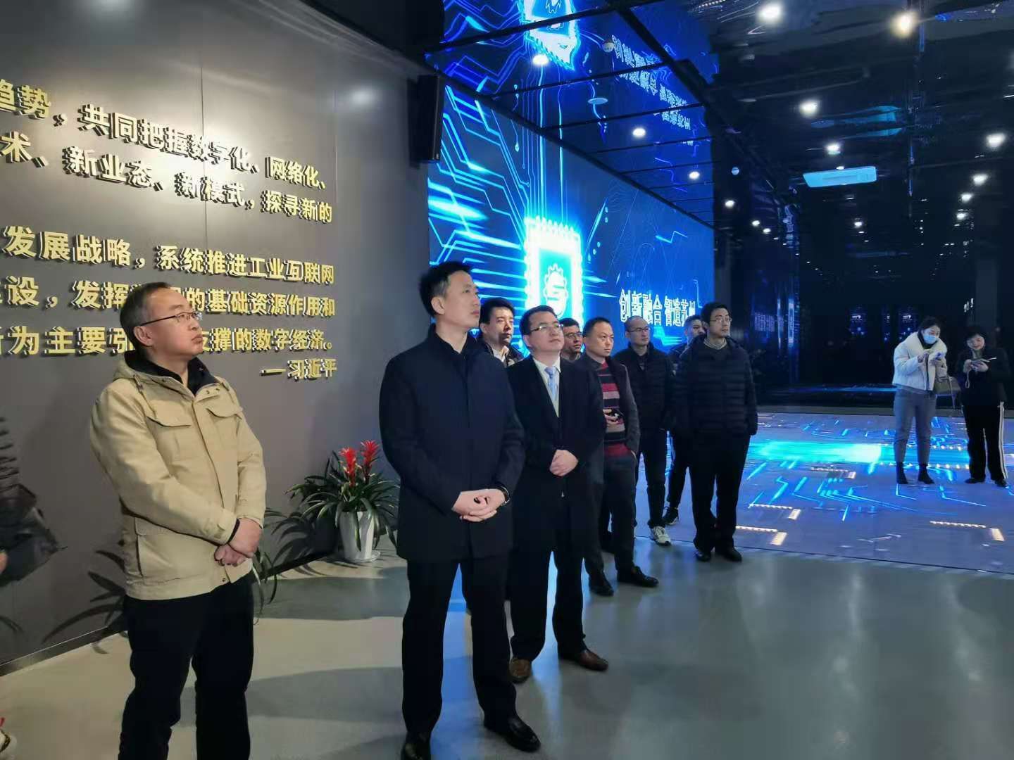 通錦總經理程先鋒陪同蔡劍峰局長走進智能制造融合發展中心